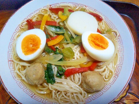 卵クレソン鶏団子かまぼこ三色パプリカのラーメン